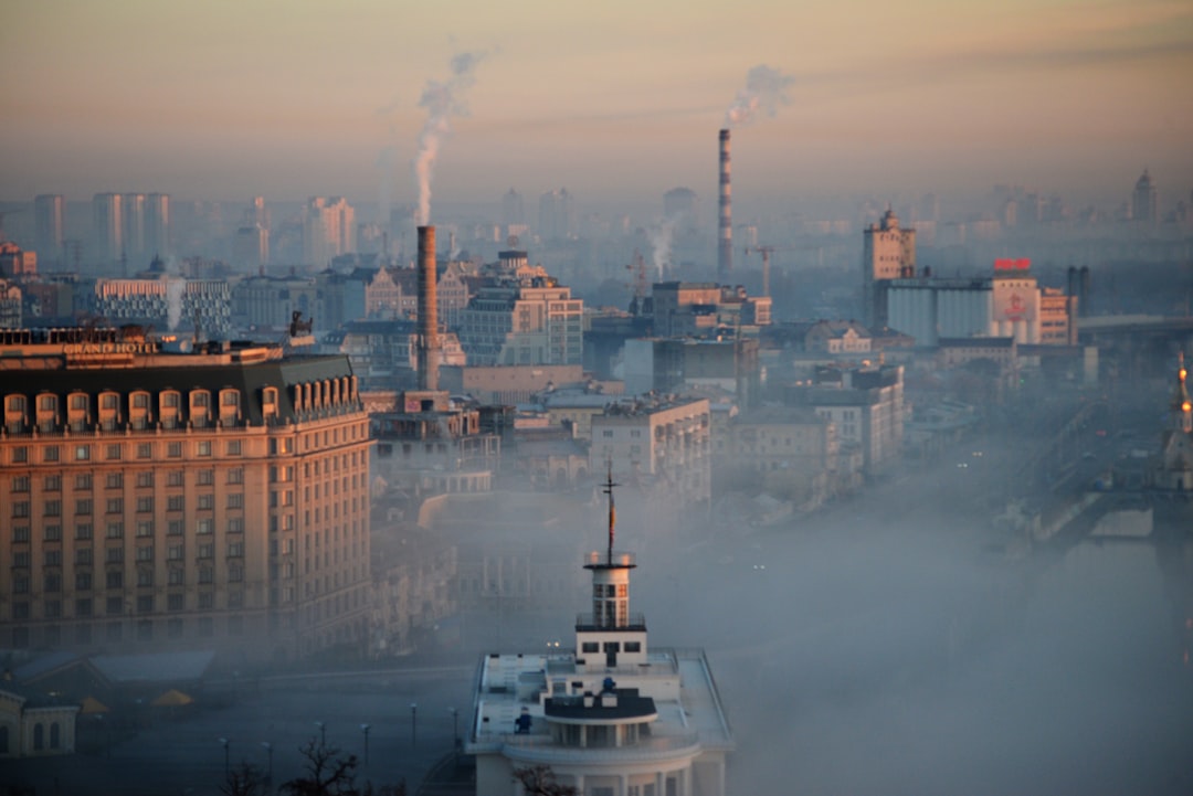 Vista de ciudad con contaminación y humo exterior que el aire acondicionado puede filtrar