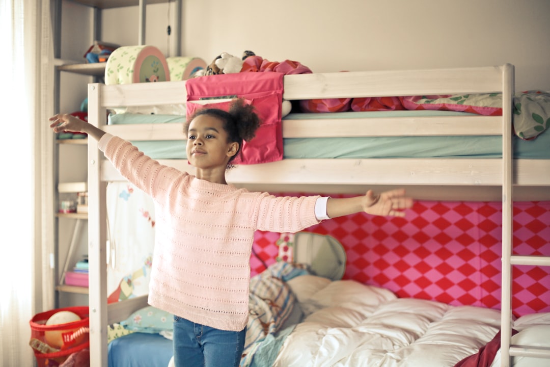 Niña en habitación infantil moderna con aire acondicionado bien configurado
