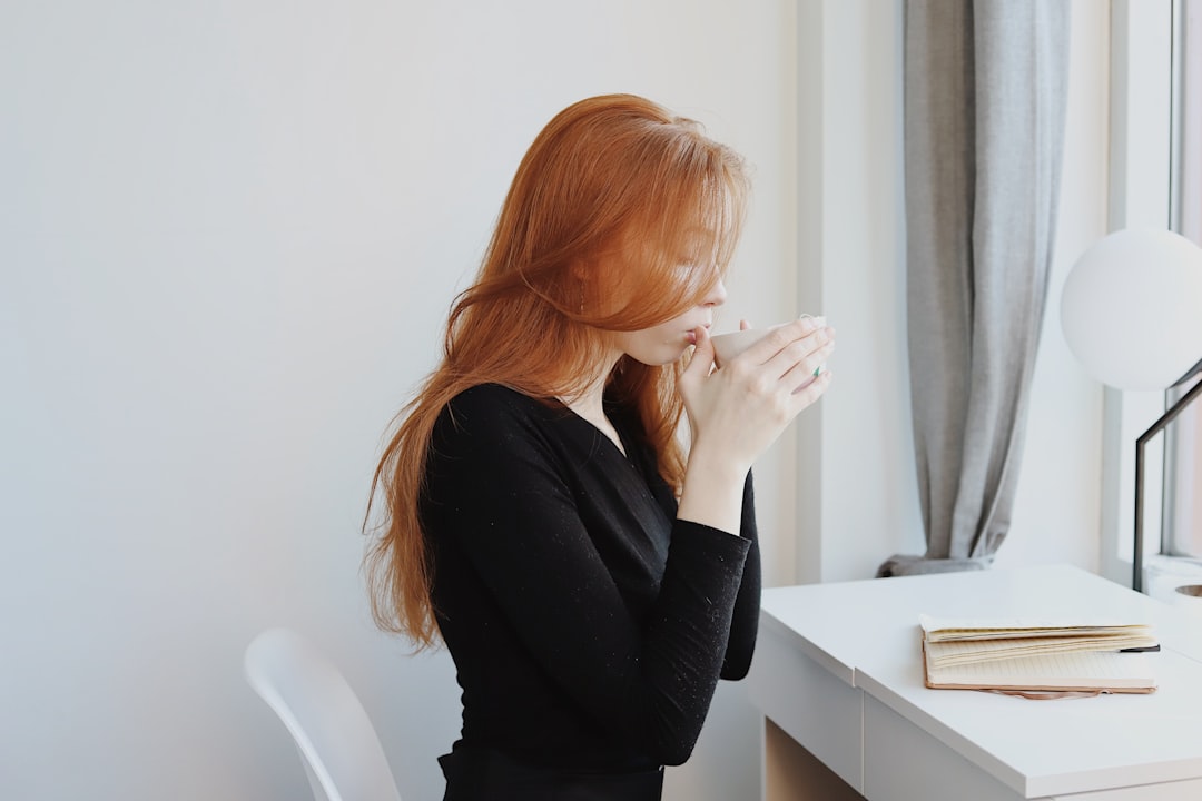 Mujer en oficina climatizada con aire acondicionado, prevención de sequedad ocular y ojos secos