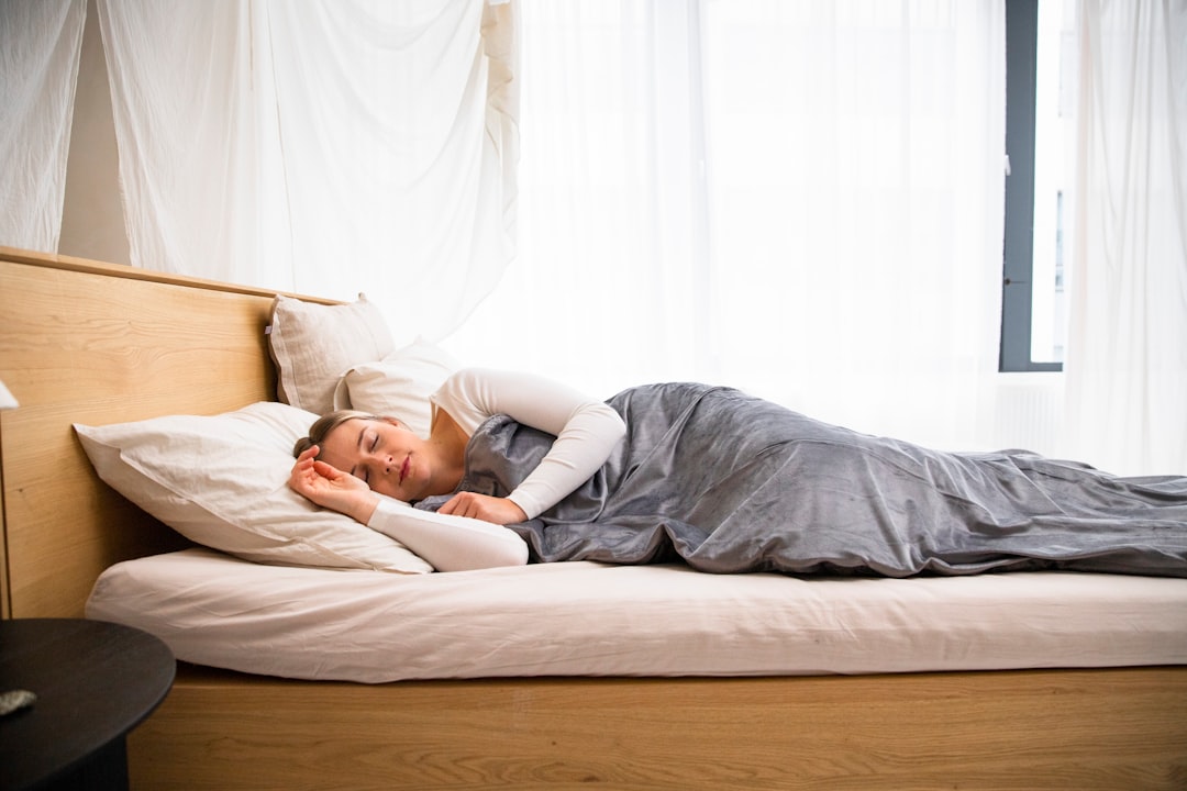 Persona descansando en cama con aire acondicionado encendido durante siesta de verano