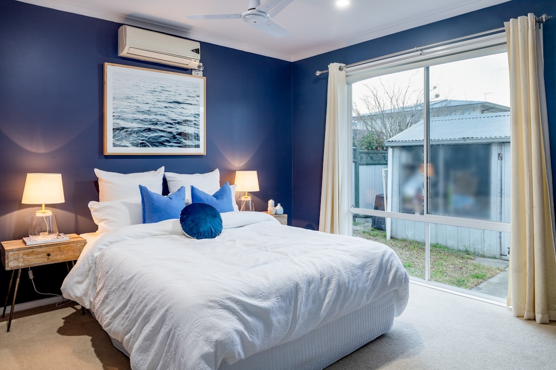 Dormitorio moderno y tranquilo ideal para instalar un aire acondicionado silencioso
