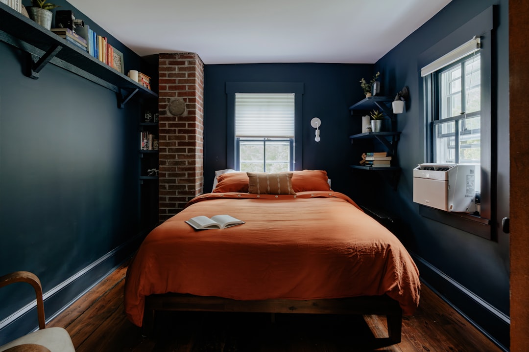 Dormitorio moderno con ambiente silencioso ideal para aire acondicionado con tecnología QuietMode