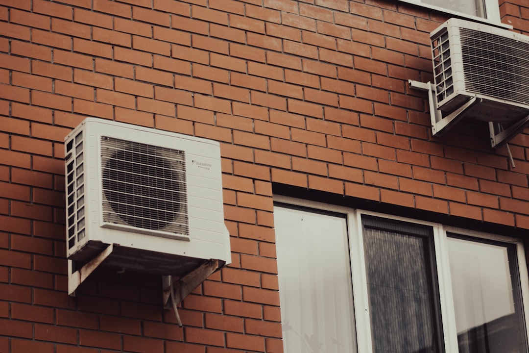 Vivienda con aislamiento térmico profesional para reducir consumo de aire acondicionado