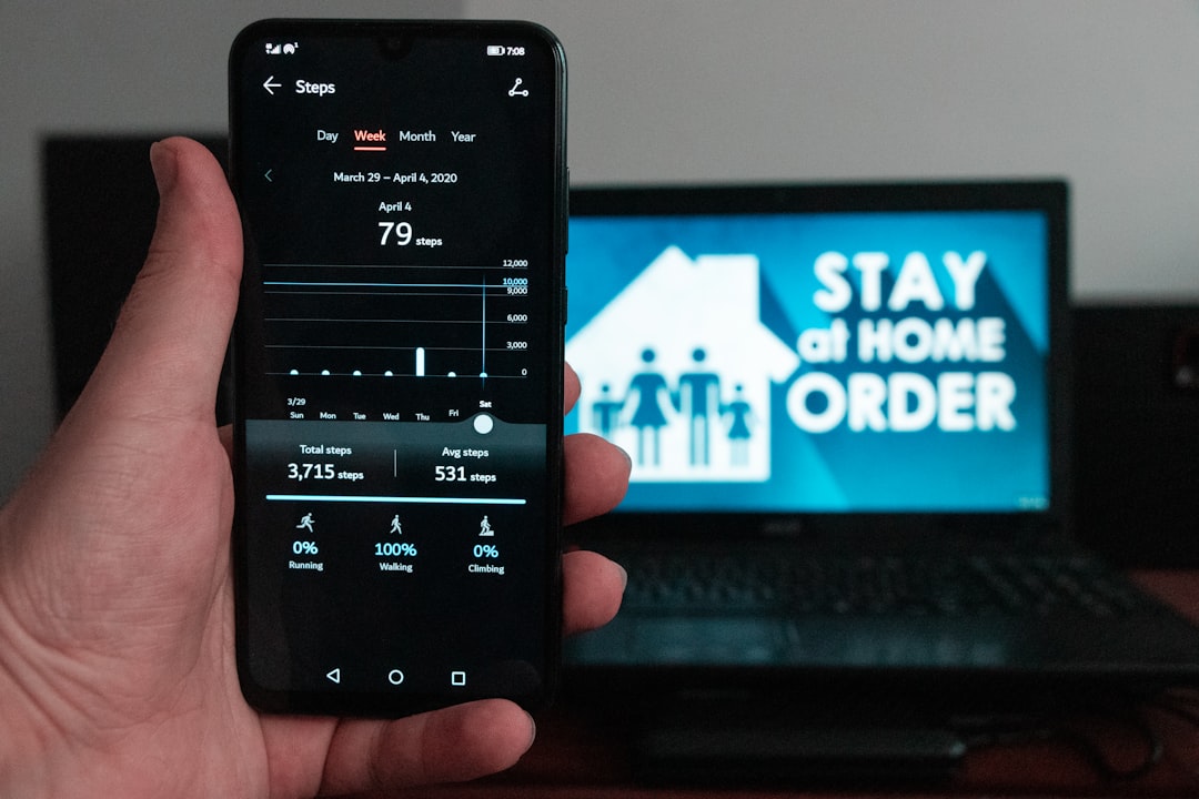 Smartphone mostrando control inteligente para automatizar aire acondicionado con geofencing