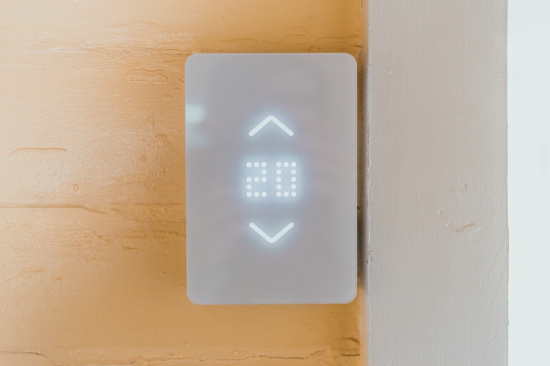 Termostato inteligente controlando aire acondicionado según precio de la luz