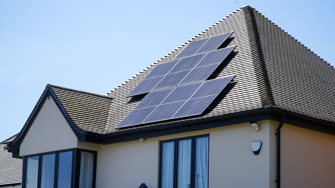 Paneles solares en tejado con aire acondicionado y concepto de batería virtual