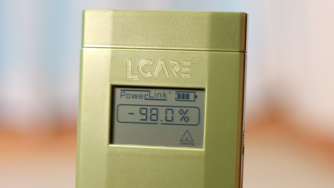 Medidor digital de consumo eléctrico para aire acondicionado mostrando ahorro energético