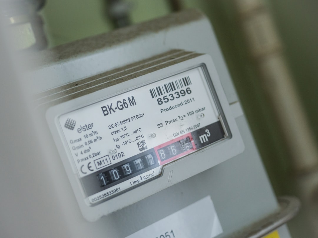Panel de control de aire acondicionado eficiente mostrando indicadores de rendimiento energético