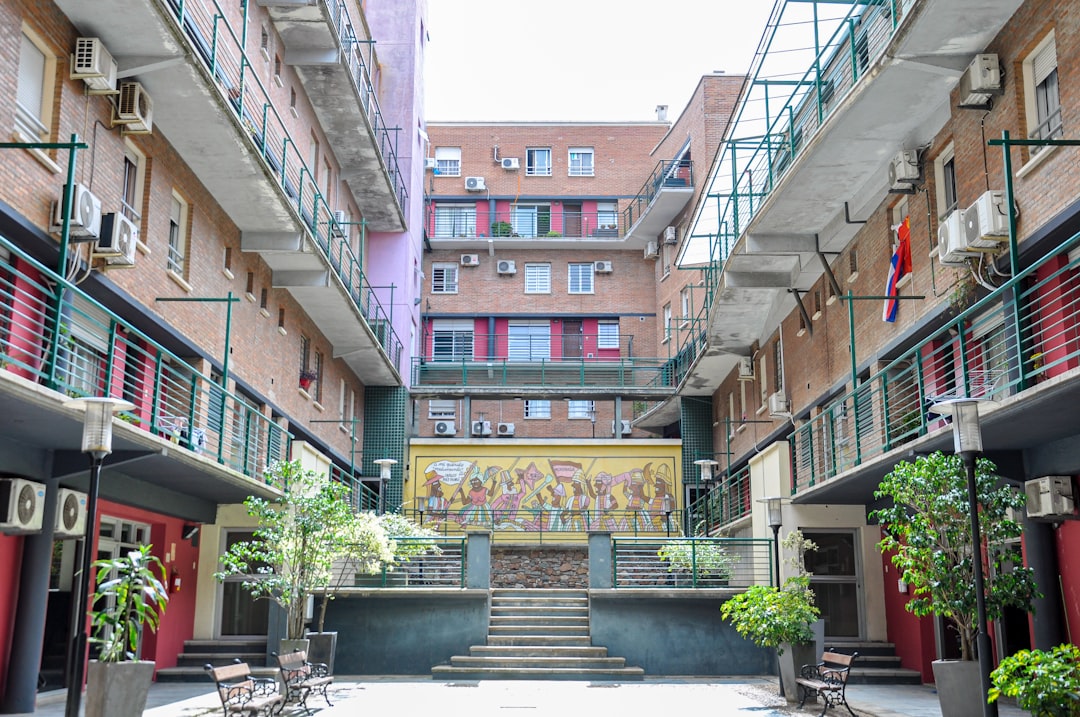 Patio interior de edificio residencial con balcones donde se instalan unidades exteriores de aire acondicionado