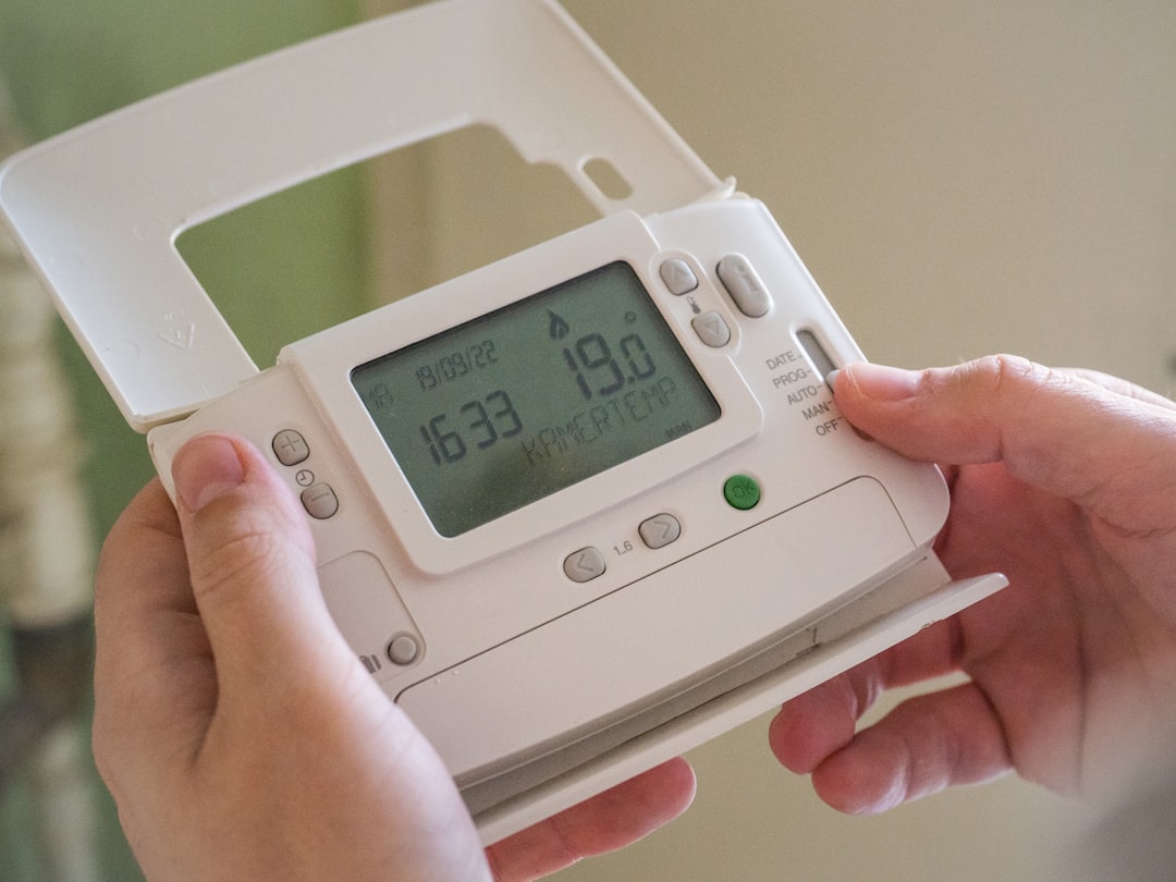 Termostato digital mostrando control de temperatura a 19 grados como alternativa al aire acondicionado