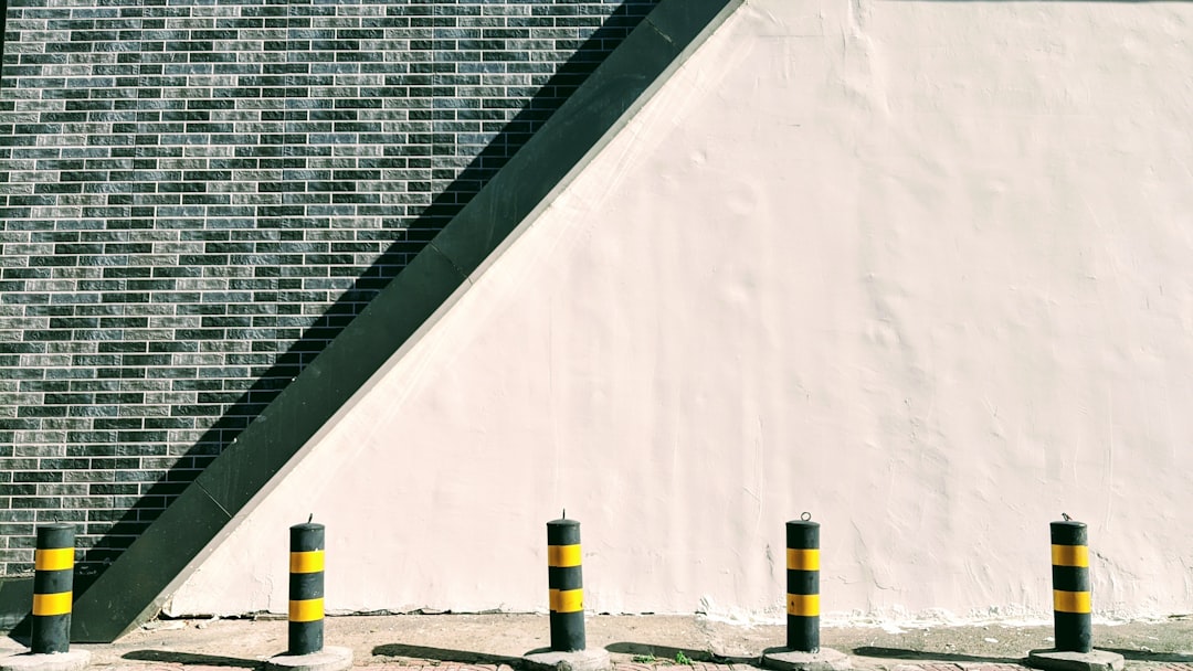 Tejado con pintura blanca reflectante para enfriamiento radiativo pasivo en vivienda residencial