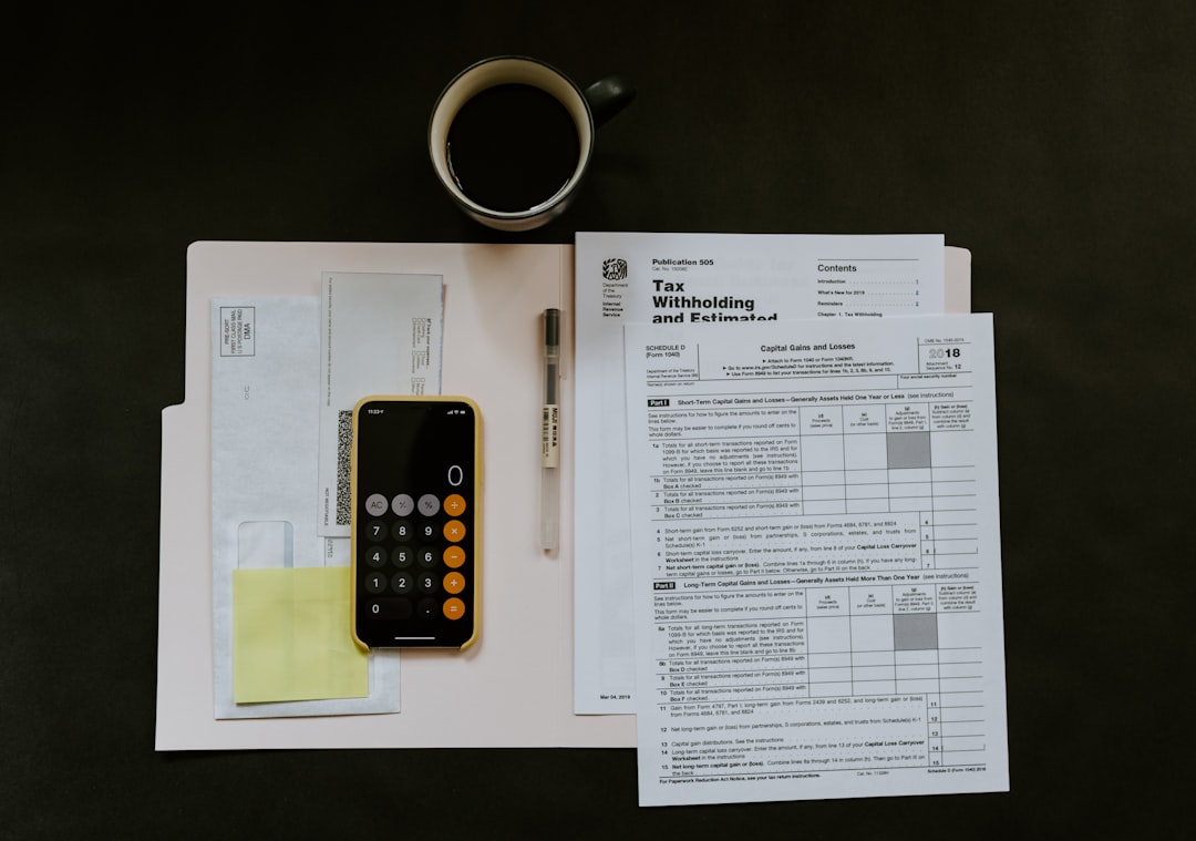 Documentos de la Renta española con calculadora y certificado energético sobre mesa para deducción de aerotermia