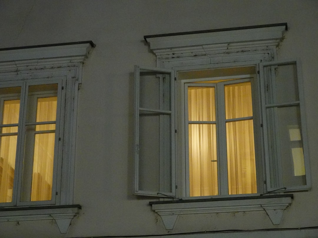 Ventanas abiertas para ventilación nocturna en vivienda con free cooling