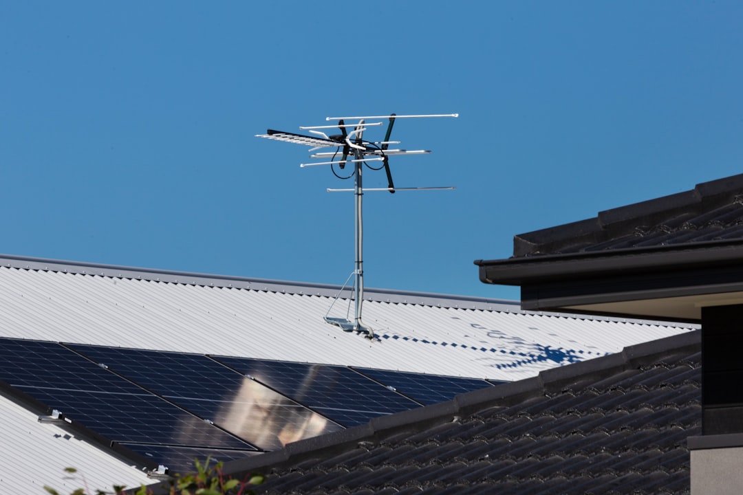 Paneles solares fotovoltaicos en tejado de vivienda para autoconsumo con inyección cero y aire acondicionado