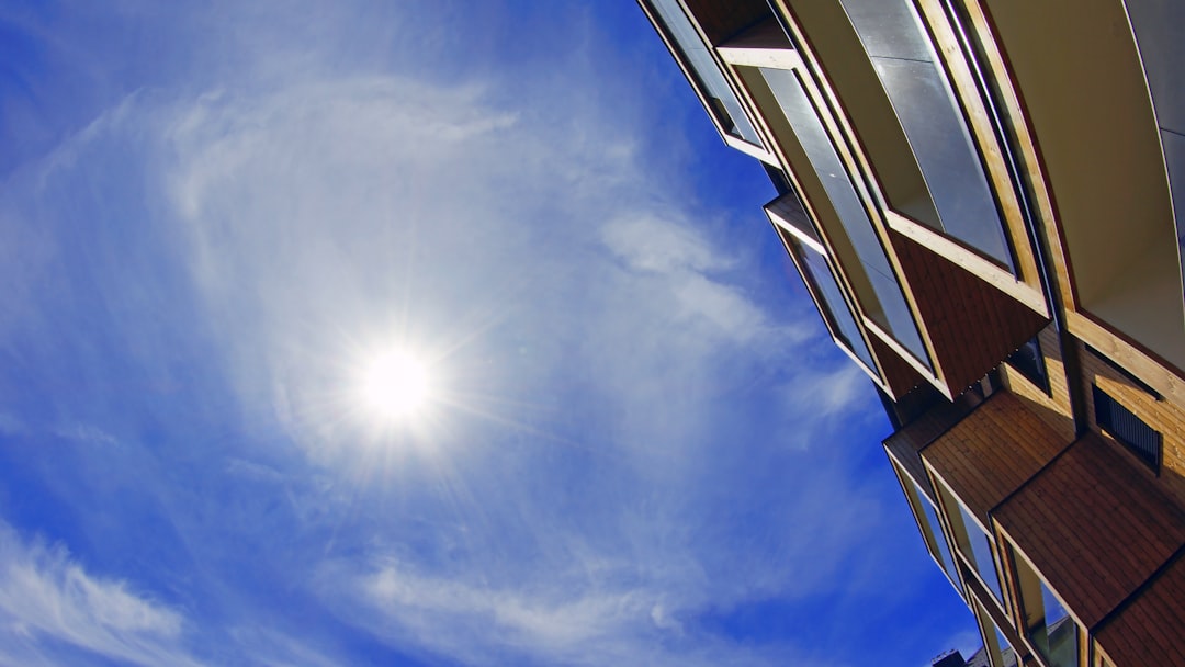 Cielo soleado sobre vivienda que refleja la importancia de la orientación en el consumo del aire acondicionado
