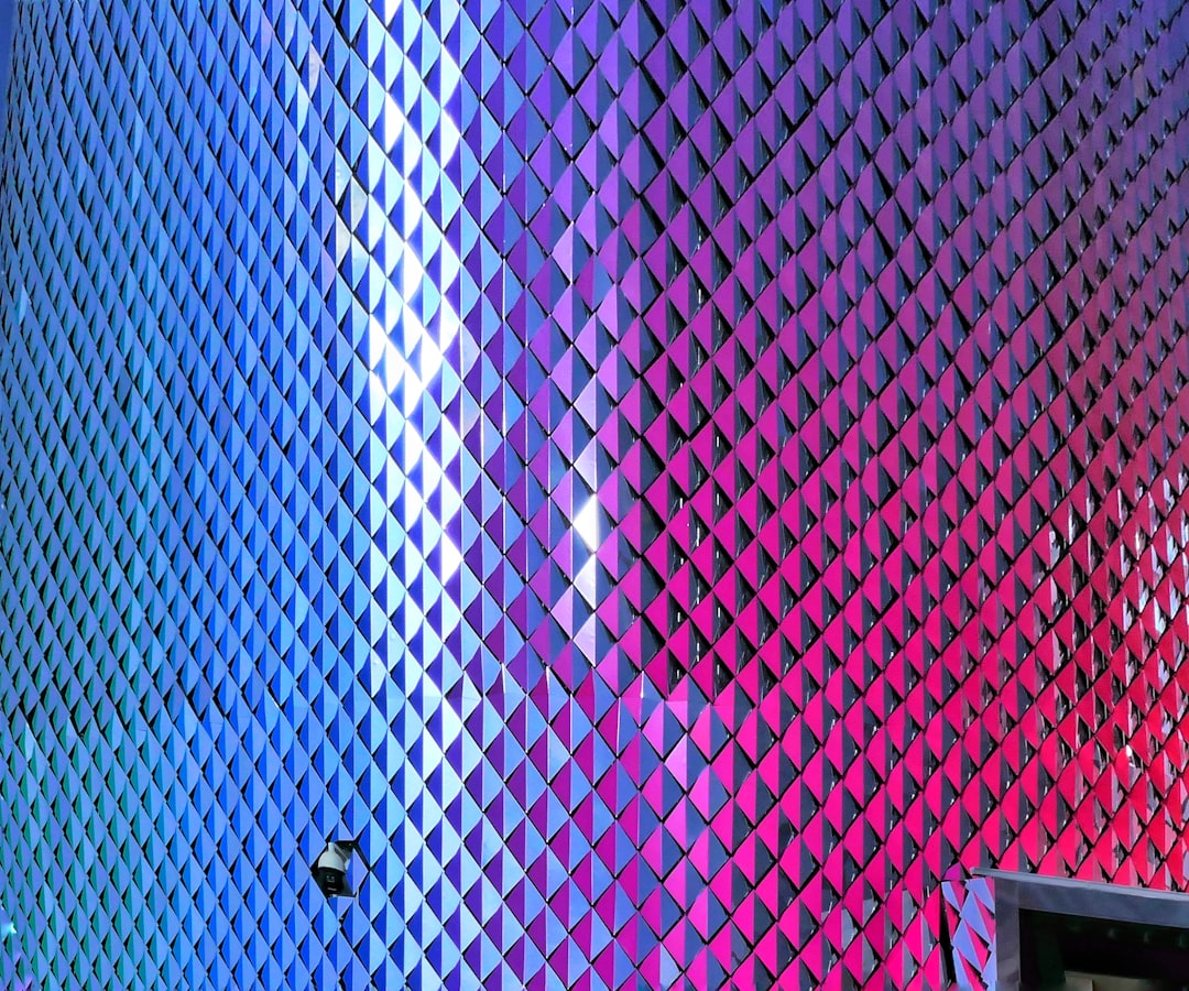 Rodillo aplicando pintura térmica reflectante blanca sobre fachada exterior para reducir temperatura interior