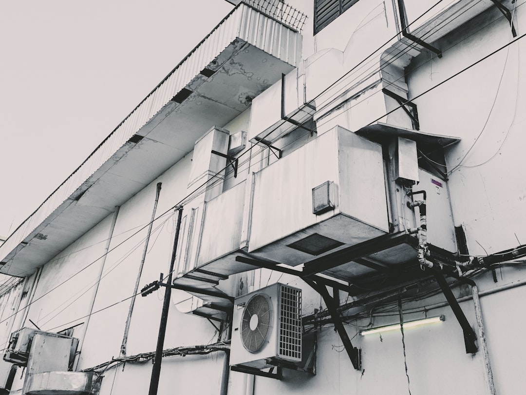 Unidad de aire acondicionado instalada en fachada de edificio sujeta a inspección por instalación defectuosa