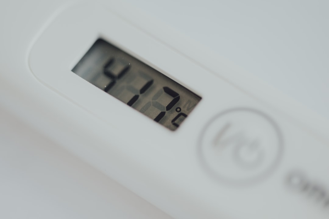 Termostato digital mostrando temperatura para optimizar el rendimiento del aire acondicionado en calor extremo