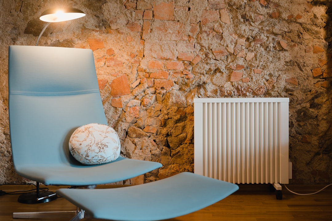 Instalación de aerotermia con bomba de calor moderna en vivienda española
