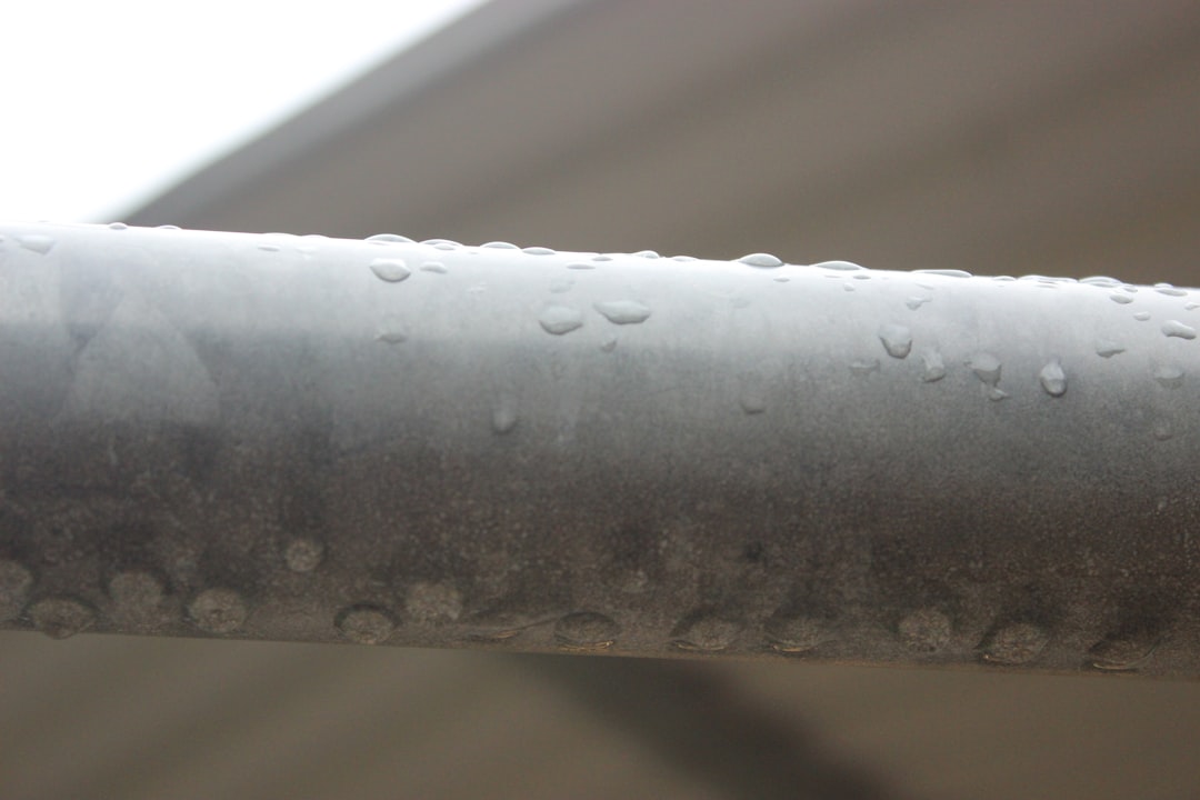 Gotas de agua de condensación en tubería metálica de aire acondicionado para reutilizar