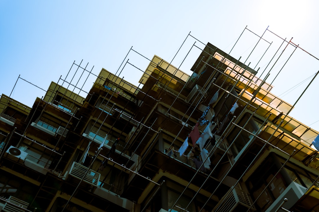 Edificio residencial con unidades exteriores de aire acondicionado en balcones de vecinos