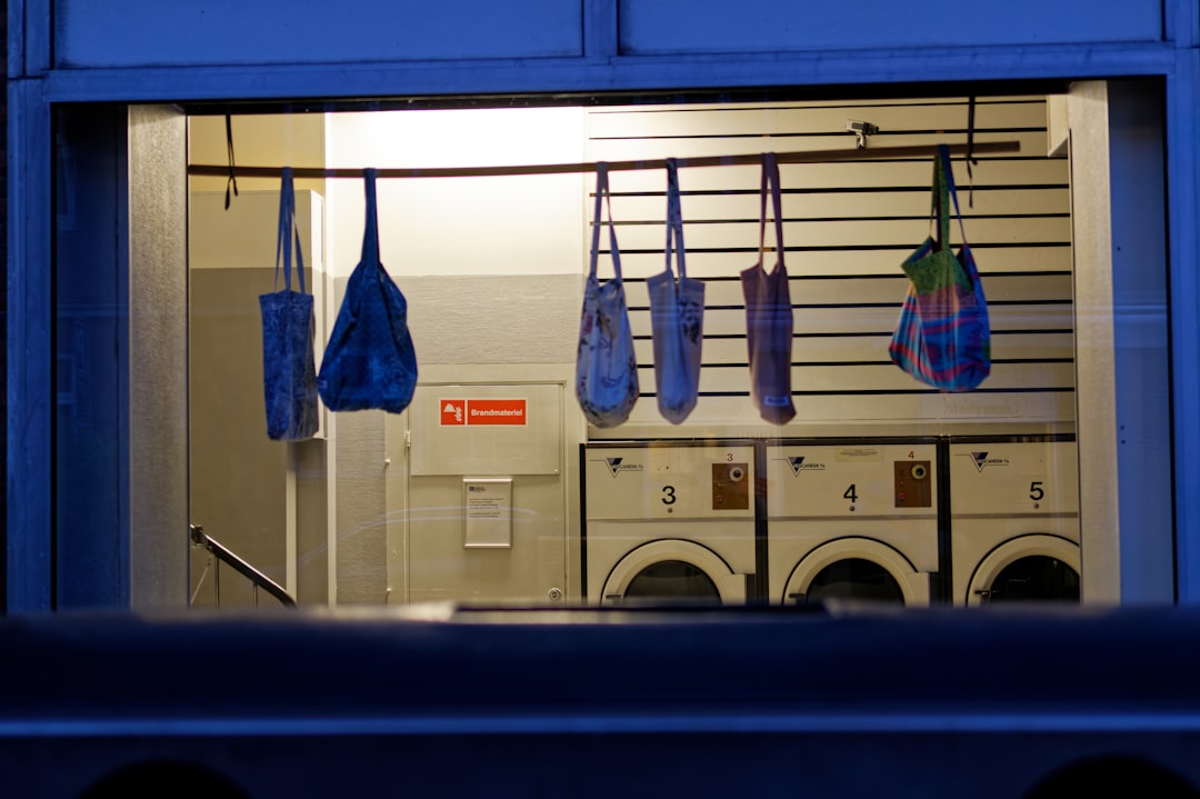 Ropa tendida en habitación con aire acondicionado en modo Dry para secado eficiente