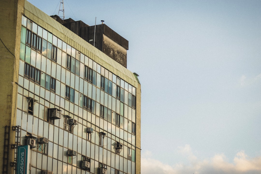 Edificio moderno de oficinas con fachada de cristal relacionado con el síndrome del edificio enfermo