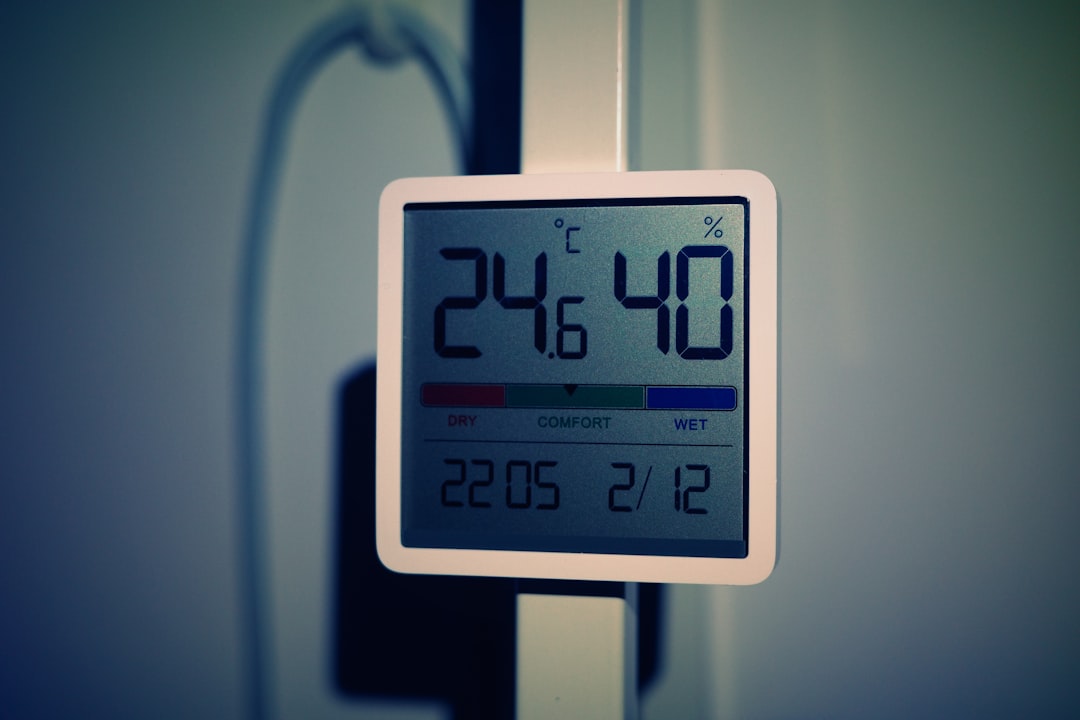 Termostato inteligente y contador de luz mostrando precios cuartohorarios PVPC