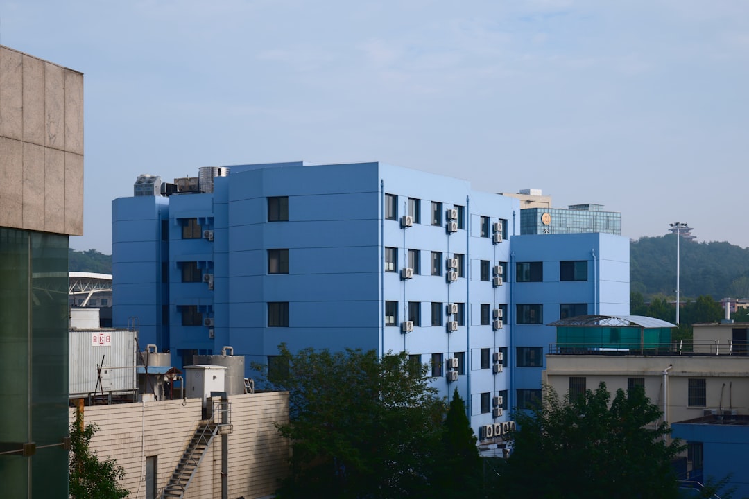 Edificio de oficinas moderno con sistema de climatización para productividad laboral