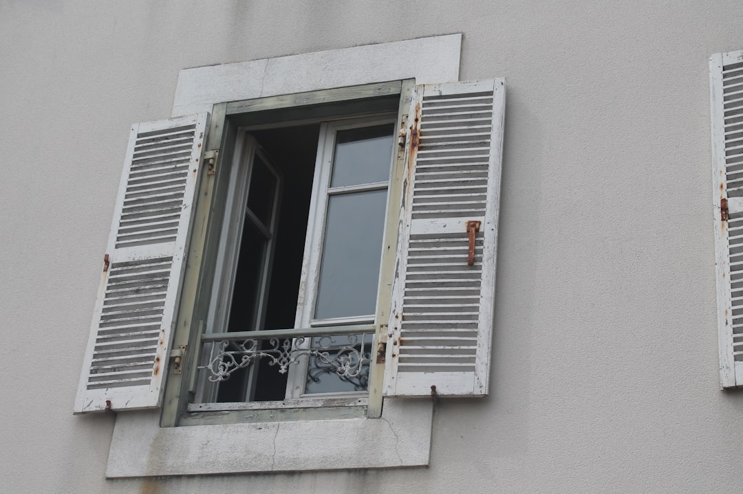 Ventanas abiertas con ventilación cruzada natural en vivienda luminosa y moderna