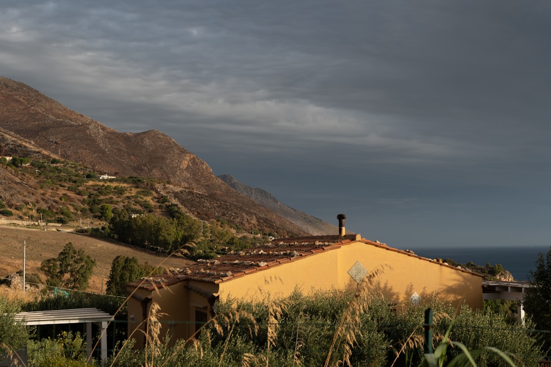 Vivienda mediterránea sobre la costa preparada para el calor extremo del verano 2026