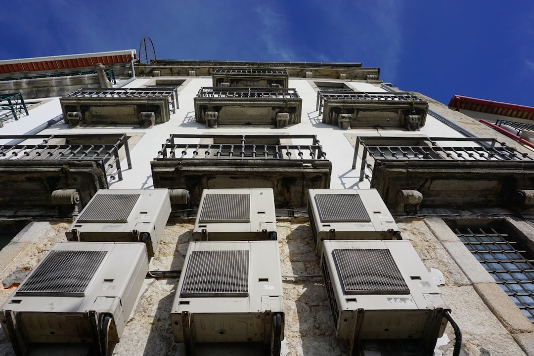 Fachada de edificio plurifamiliar con instalación de aerotermia colectiva en comunidad de vecinos