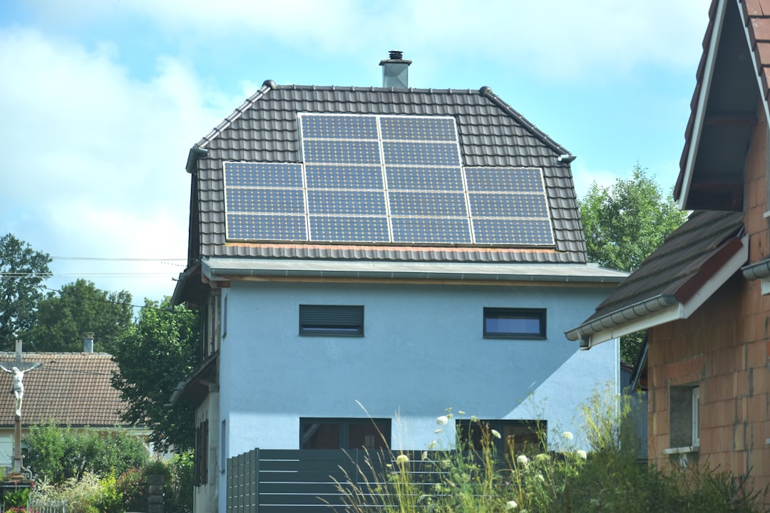 Vivienda unifamiliar con placas solares en el tejado para sistema de aerotermia y autoconsumo