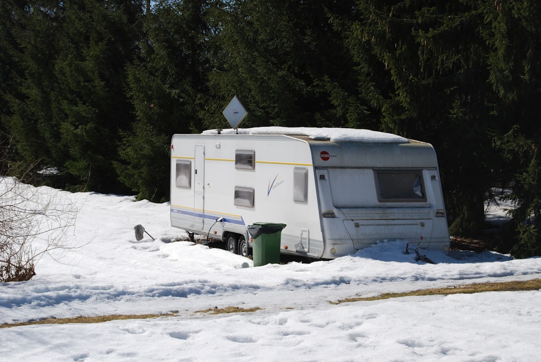 Autocaravana estacionada en la naturaleza, ideal para climatizar con aire acondicionado en viajes