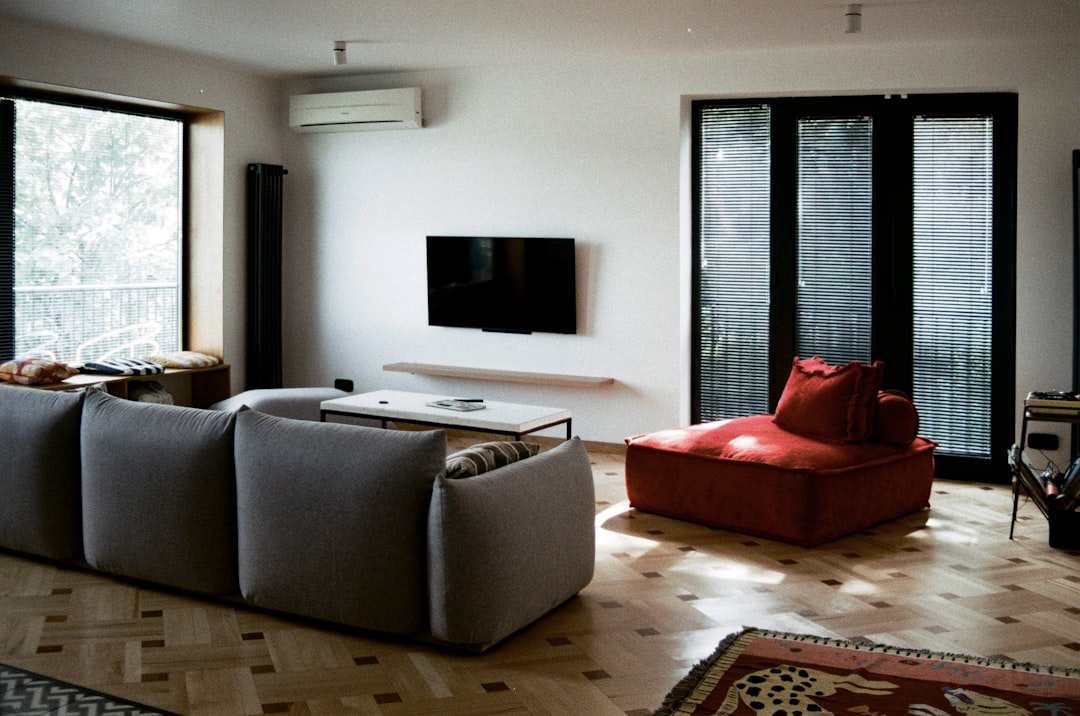 Salón moderno climatizado con sistema de aire acondicionado para piso completo