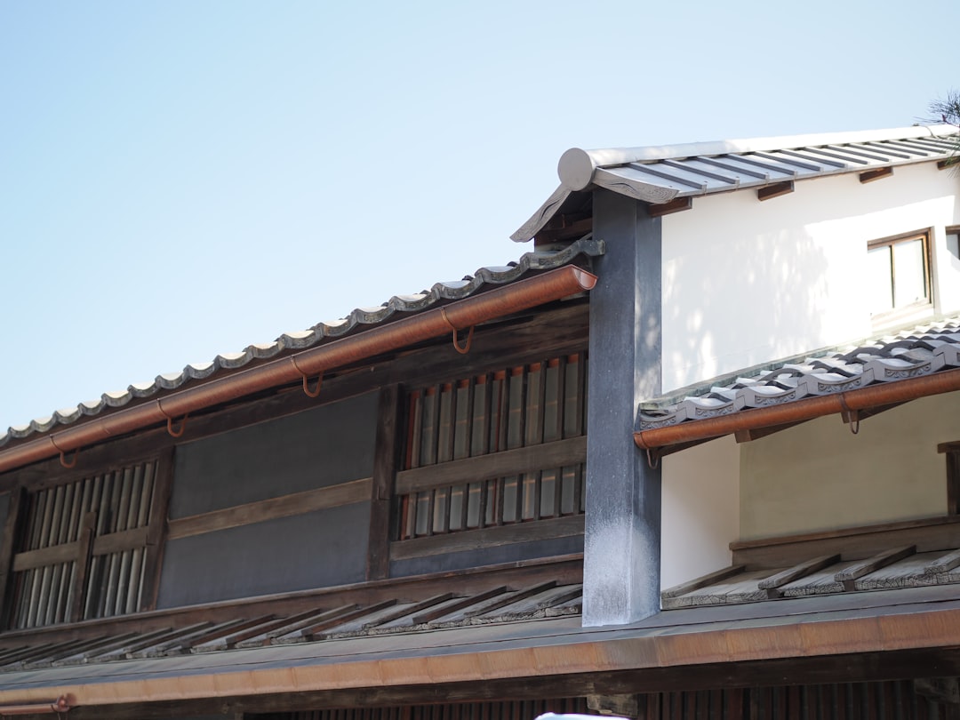 Instalación de paneles solares con aire acondicionado en vivienda española
