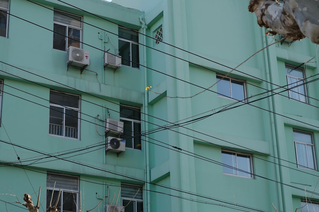 Unidades exteriores de aire acondicionado split instaladas en fachada de edificio residencial