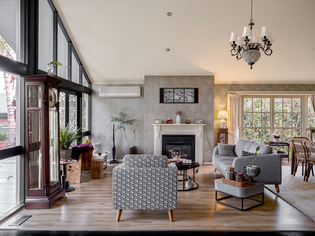 Salón amplio con techos altos amueblado y chimenea, ideal para instalar aire acondicionado de alta potencia