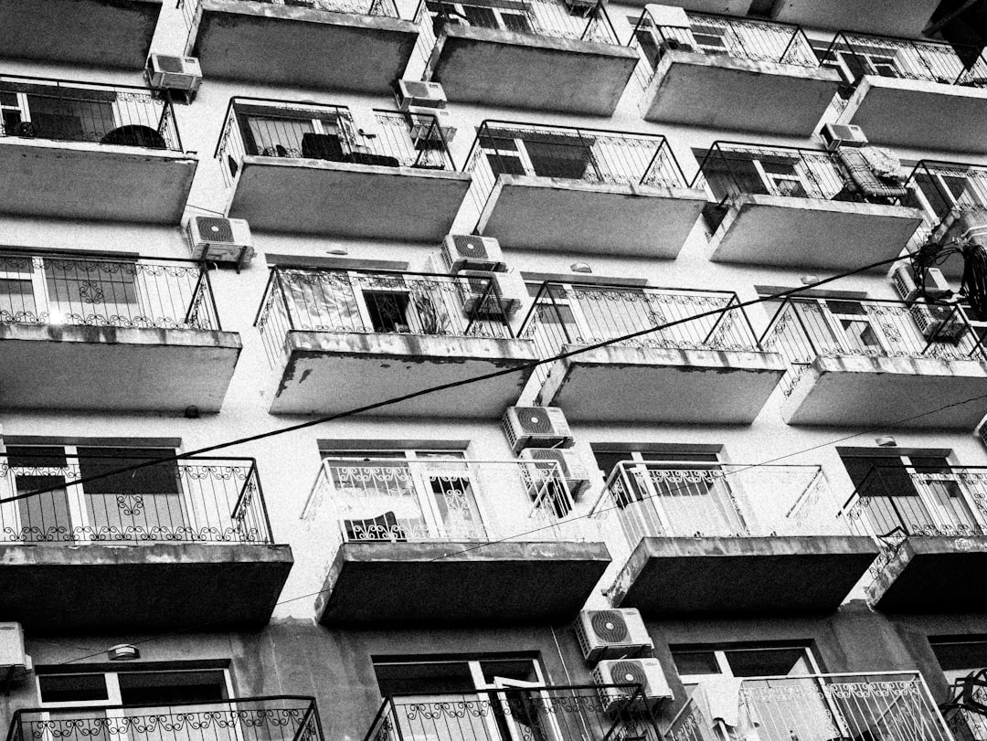 Edificio de apartamentos con unidades de aire acondicionado en balcones, candidatos a ayudas para renovación