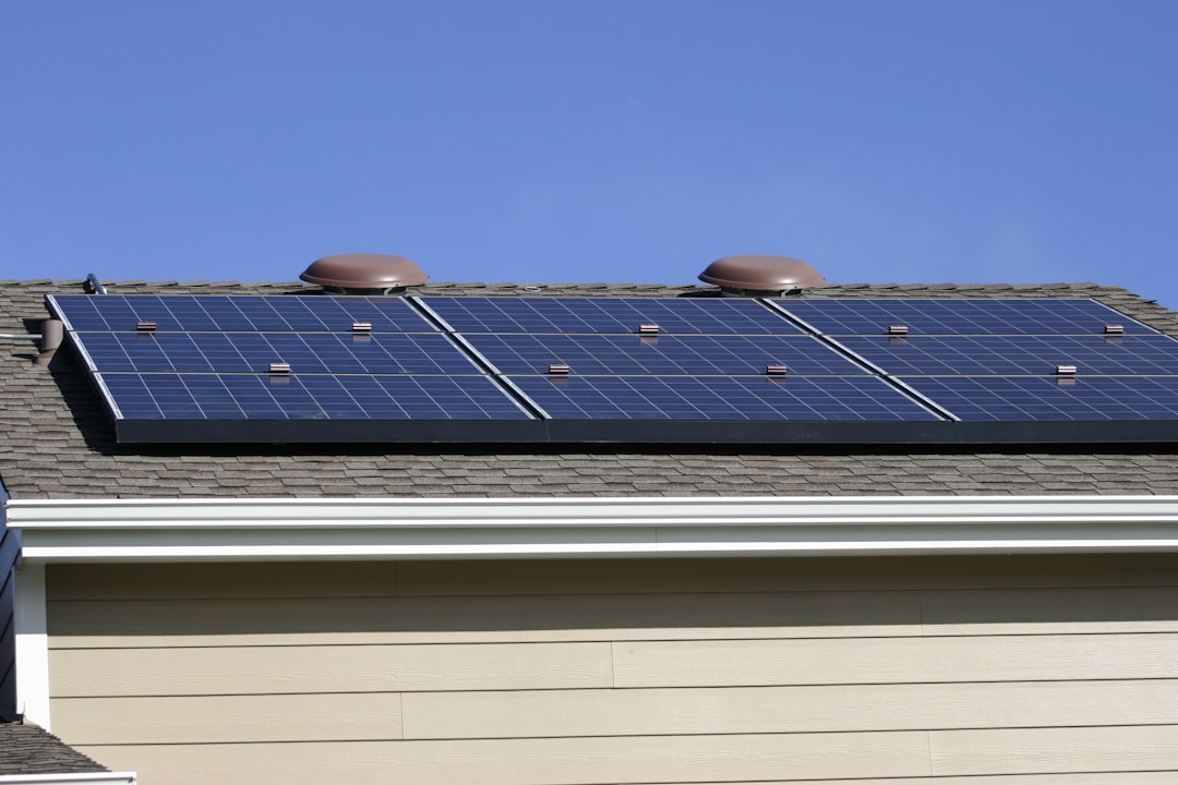 Batería doméstica de litio conectada a paneles solares y unidad de aire acondicionado en vivienda