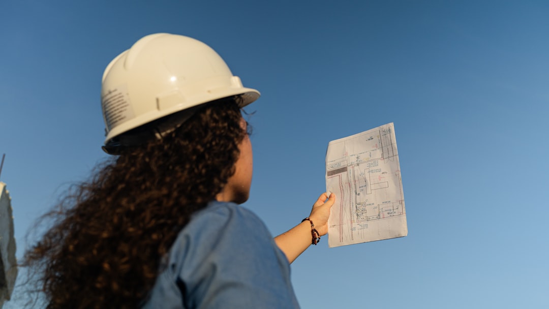 Profesional técnico revisando certificado energético de edificio con documentación de eficiencia