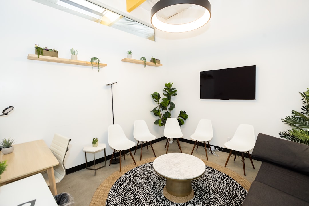 Interior moderno de clínica dental con ventilación y climatización profesional