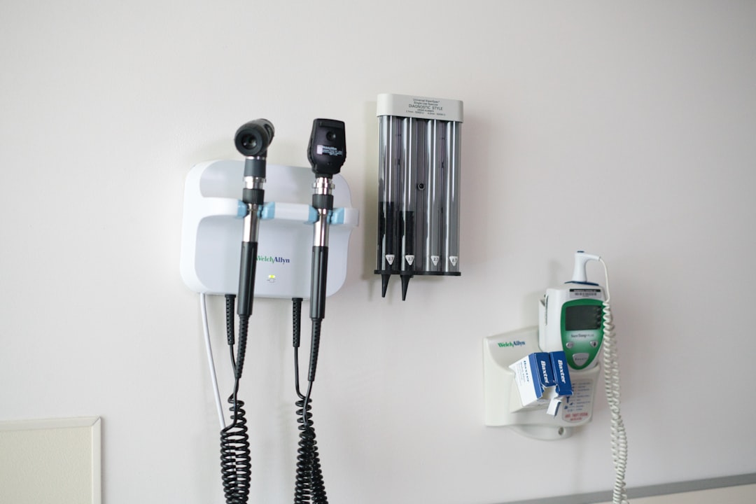 Equipamiento profesional en consulta médica con sistema de climatización y calidad del aire
