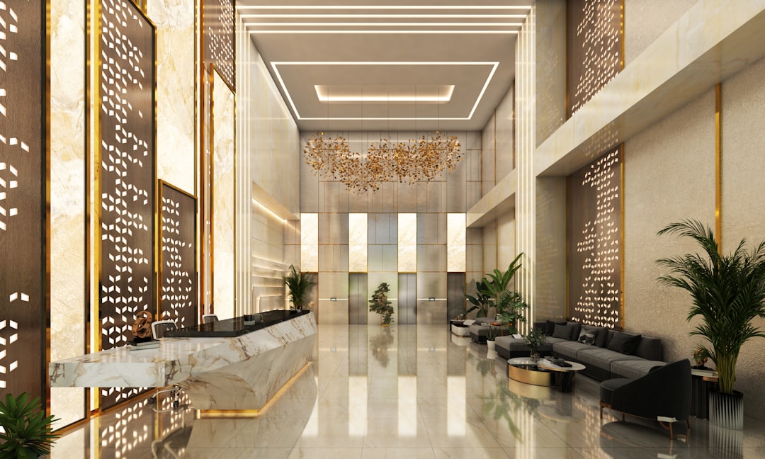 Portal moderno de edificio residencial con hall iluminado, recepción y zona común climatizada