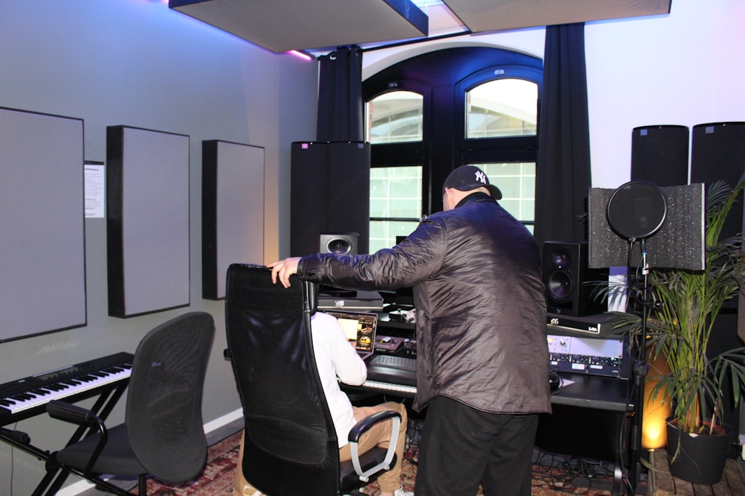 Músico en estudio de grabación profesional climatizado con aire acondicionado silencioso
