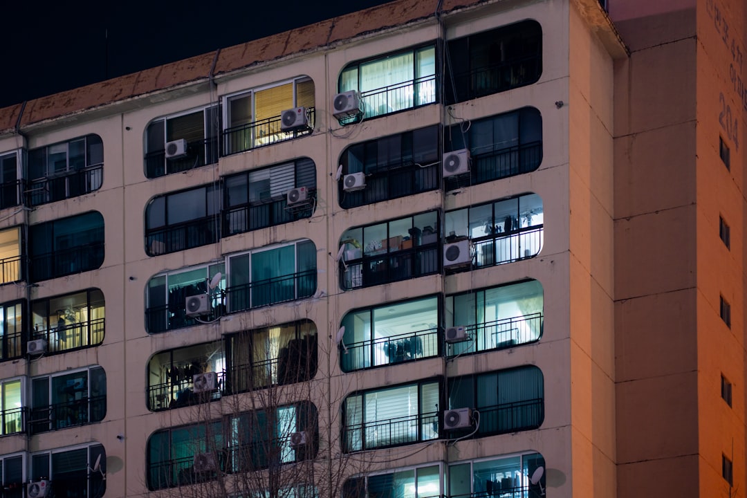 Edificio residencial moderno adaptado a la normativa CTE 2026 de climatización eficiente