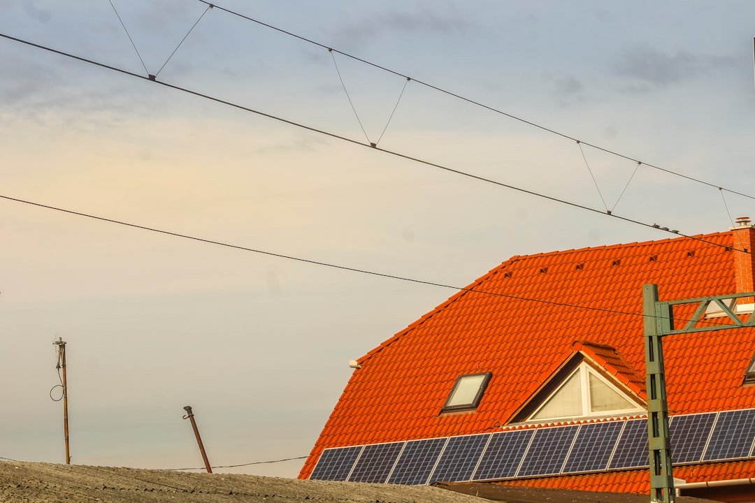Paneles solares instalados en cubierta de comunidad energética local residencial