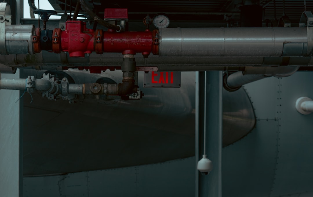 Depósito de inercia para sistema de aerotermia y bomba de calor en instalación profesional