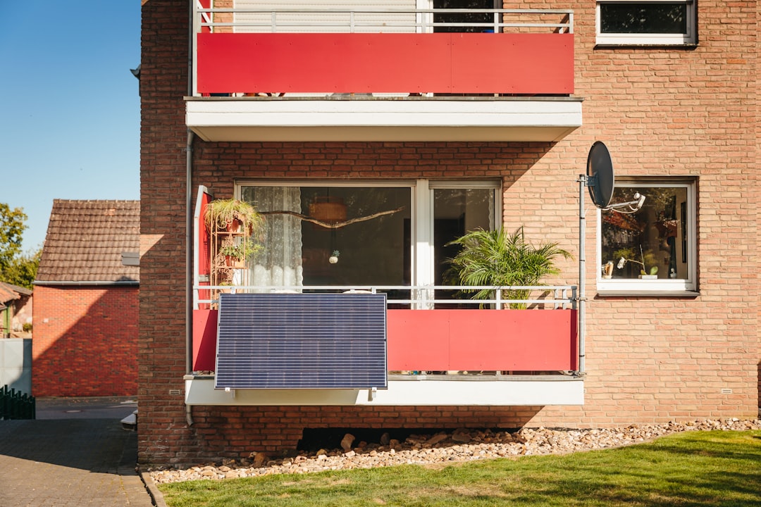 Vivienda nueva con bomba de calor aerotermia y panel solar fotovoltaico, edificio cero emisiones ZEB en España