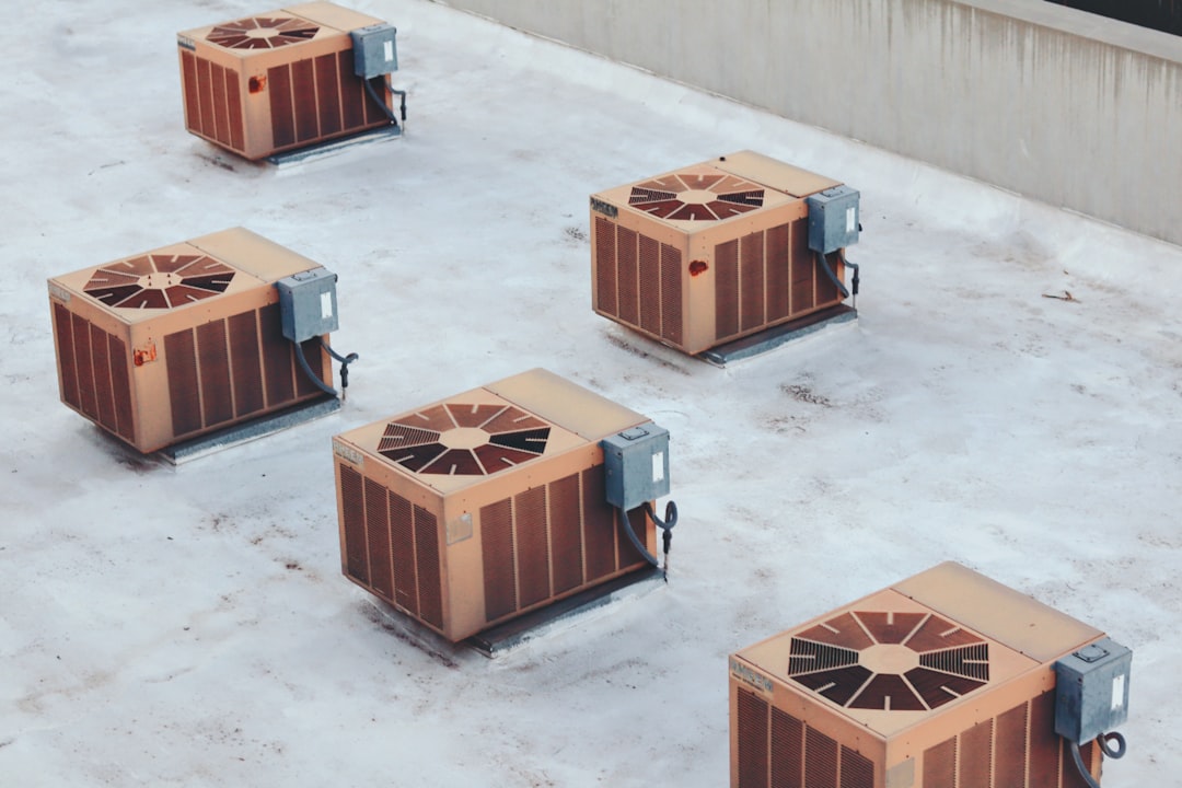 Unidades exteriores de aire acondicionado que usan refrigerantes R32 y R290 en comparativa técnica